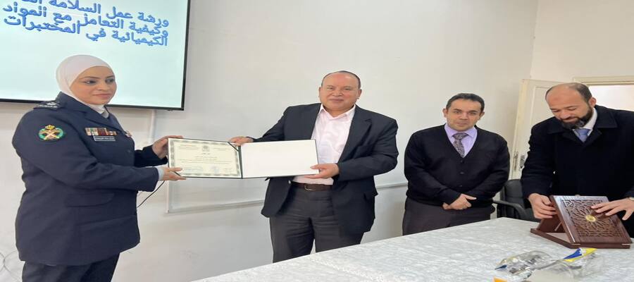 جامعة جرش تنظم دورة في السلامة الكيميائية لمنتسبي كلية الصيدلة بالتعاون مع الدفاع المدني